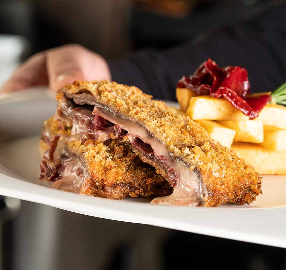 Cachopo de solomillo y cecina premium, prueba el mejor cachopo de Madrid en nuestro restaurante.