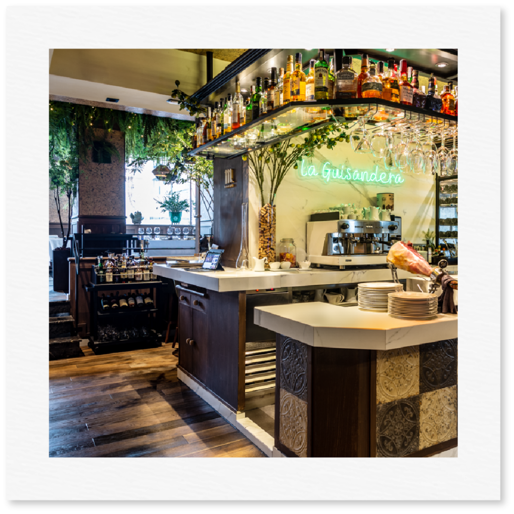 Ambiente tradicional y acogedor en La Guisandera de Piñera, el mejor restaurante asturiano de Madrid.